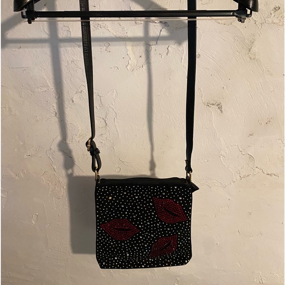 Red Lip Crossbody Bag for woman - Picture 3 of 11